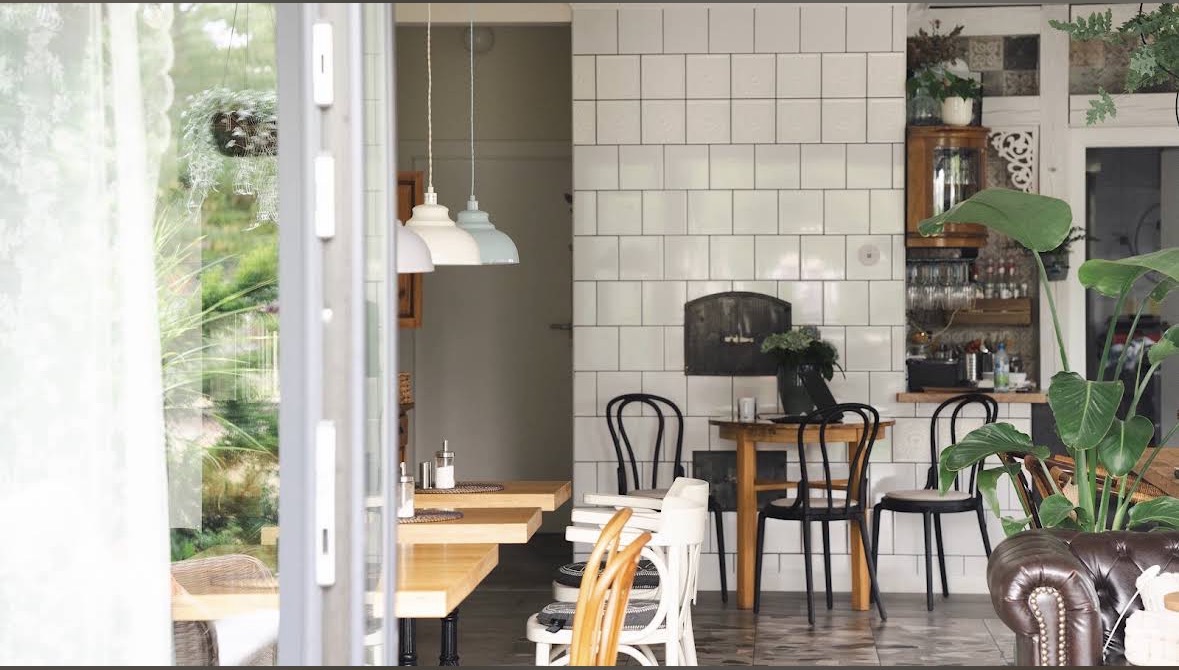 Wnętrze restauracji Busola Bistro & Bar o zmierzchu
